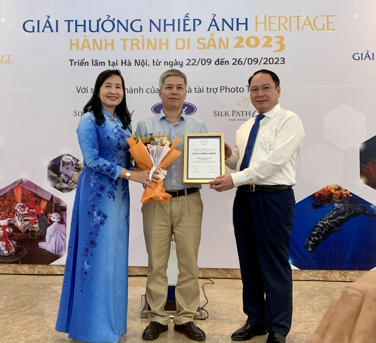 Ông Mã Thế Anh, Cục trưởng Cục Mỹ thuật Nhiếp ảnh Triển lãm, bà Trần Thị Thu Đông, Chủ tịch Hội Nghệ sĩ Nhiếp ảnh Việt Nam trao Giải Đặc biệt cho tác giả